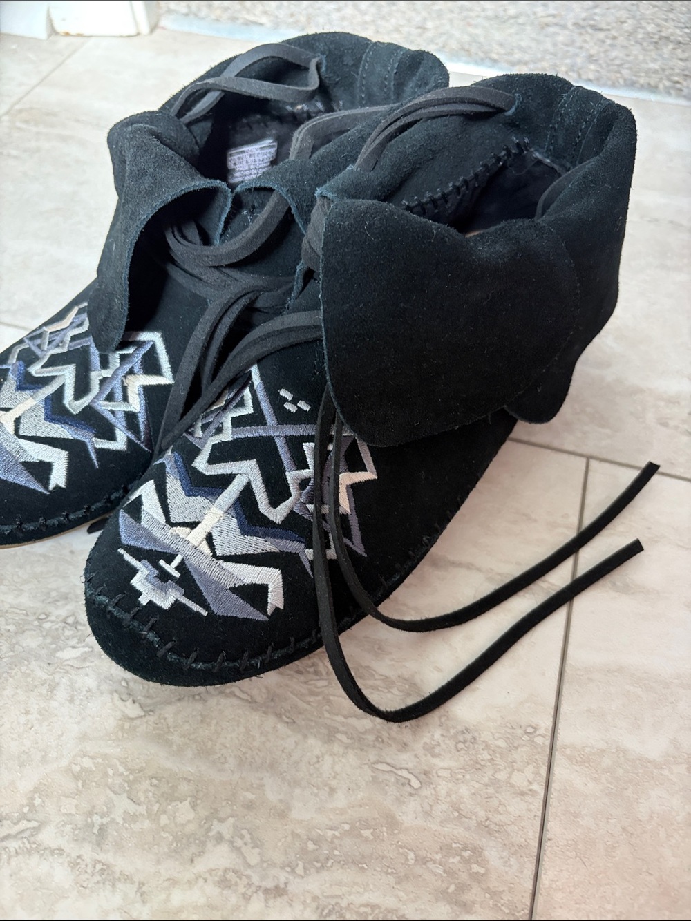 Toms Black Leather Zahara Moccasin Booties White Grey Aztec Embroidery - Picture 2 of 8